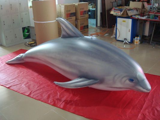 1.5m langer luftdichter Delphin formte Swimmingpool Toy Display In Showroom